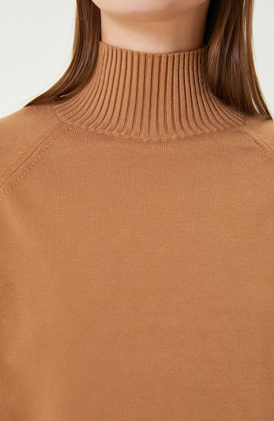 Bej Düğme Detaylı Balıkçı Yaka Basıc Triko Kazak