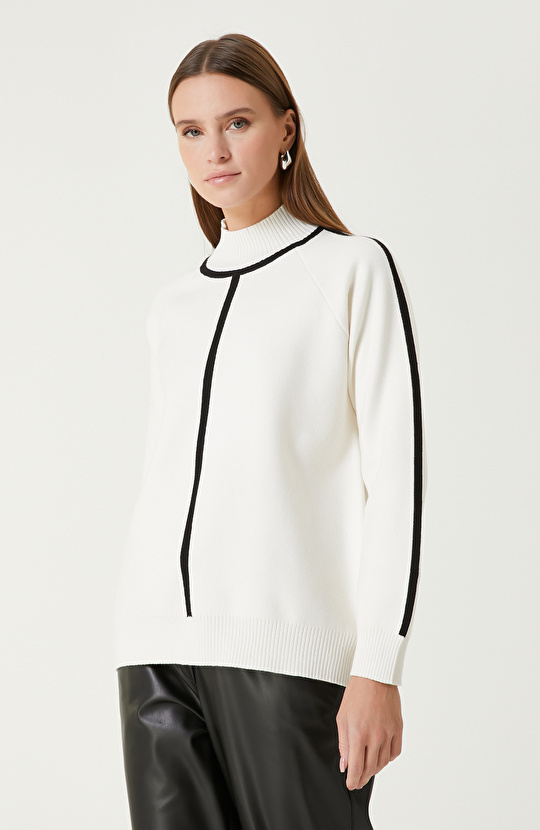 Kırık Beyaz Biye Detaylı Triko Kazak