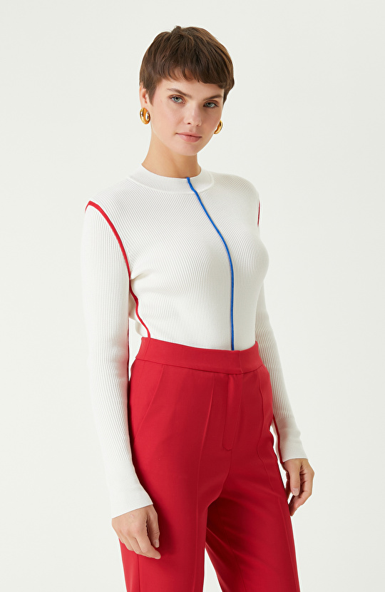 Beyaz Renkli Biye Detaylı Triko Kazak