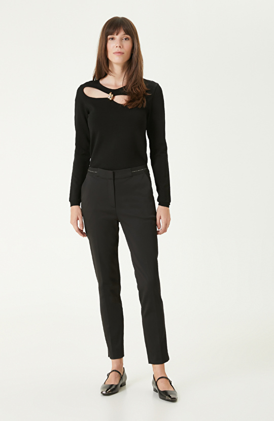 Siyah Aksesuar Detaylı Triko Kazak