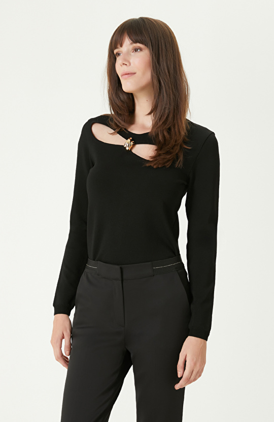 Siyah Aksesuar Detaylı Triko Kazak