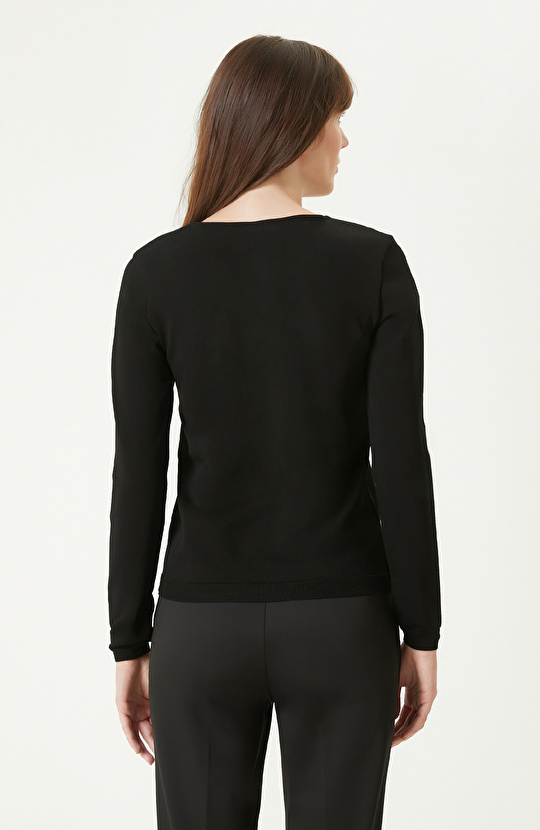 Siyah Aksesuar Detaylı Triko Kazak