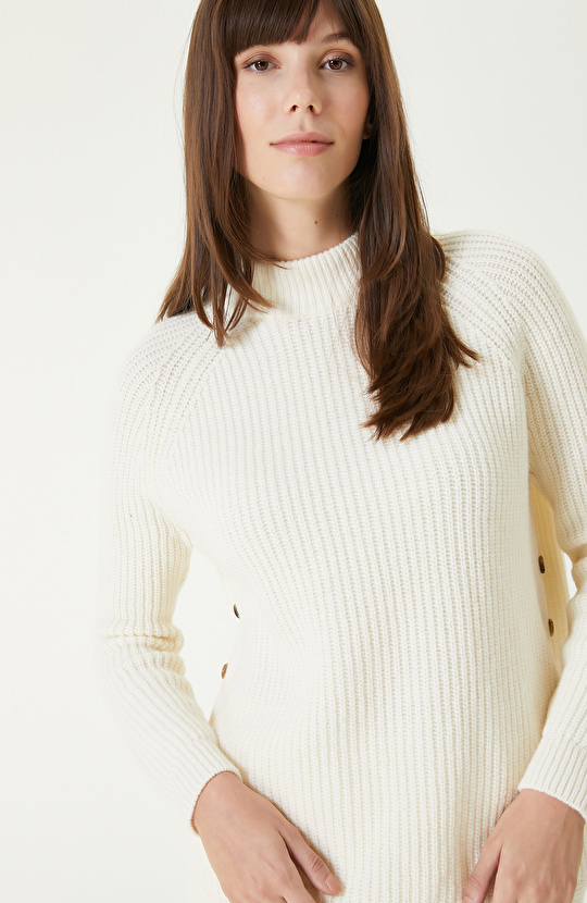 Kırık Beyaz Yün Karışımlı Düğme Detaylı  Triko Kazak