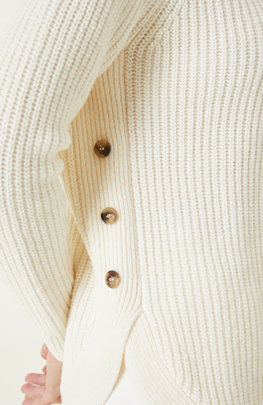 Kırık Beyaz Yün Karışımlı Düğme Detaylı  Triko Kazak