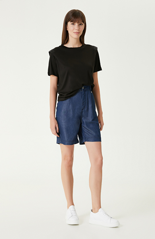 Siyah Omuz Detaylı Tshırt