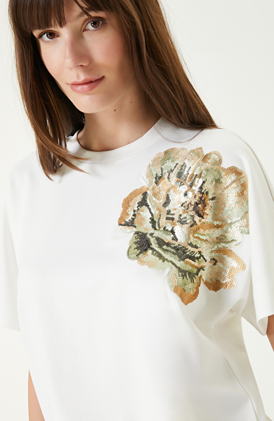 Beyaz Payet Çiçek İşlemeli Tshırt