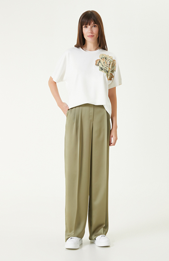 Beyaz Payet Çiçek İşlemeli Tshırt