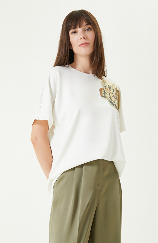 Beyaz Payet Çiçek İşlemeli Tshırt