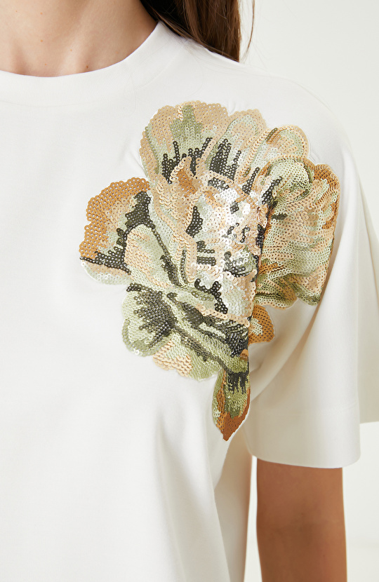 Beyaz Payet Çiçek İşlemeli Tshırt