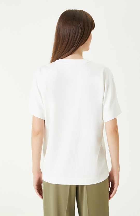 Beyaz Payet Çiçek İşlemeli Tshırt