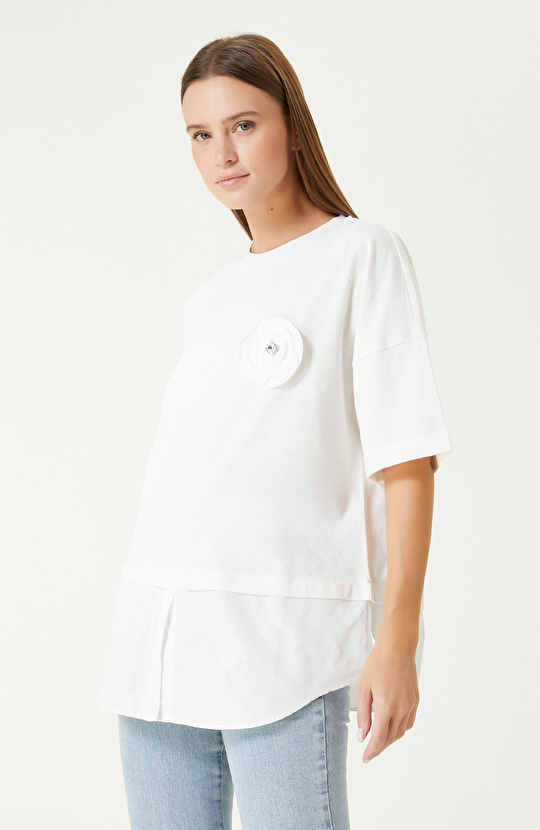 Beyaz Çiçek Aplike Detaylı Tshirt Beyaz Çiçek Aplike Detaylı Tshirt