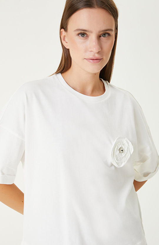 Beyaz Çiçek Aplike Detaylı Tshirt