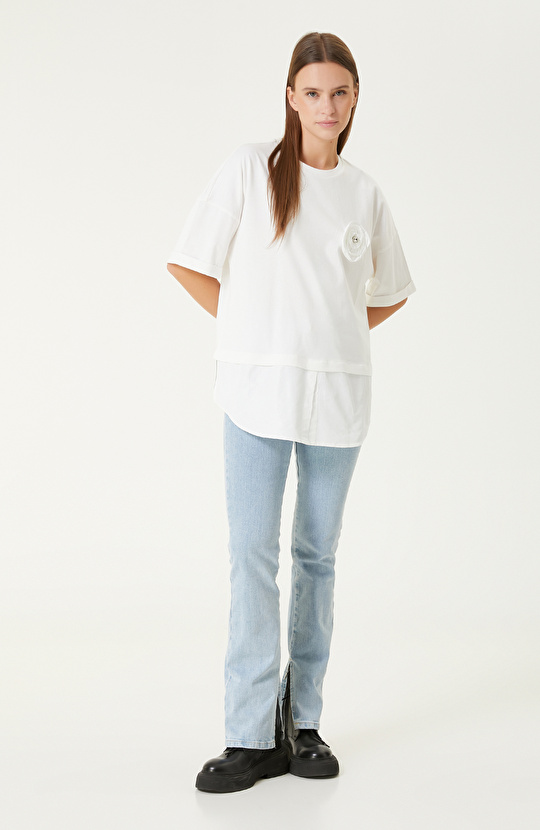 Beyaz Çiçek Aplike Detaylı Tshirt