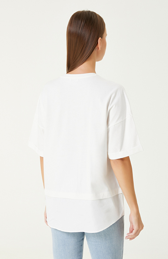 Beyaz Çiçek Aplike Detaylı Tshirt