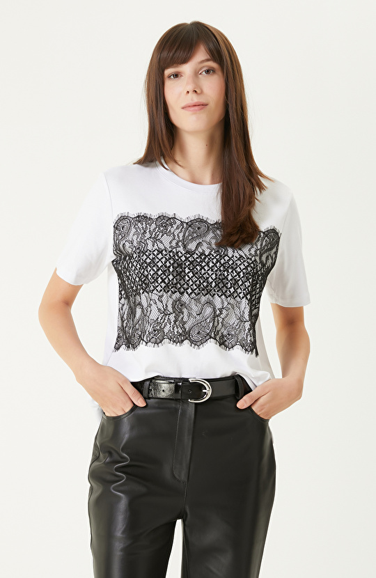 Beyaz Dantel Aplikeli Tshırt