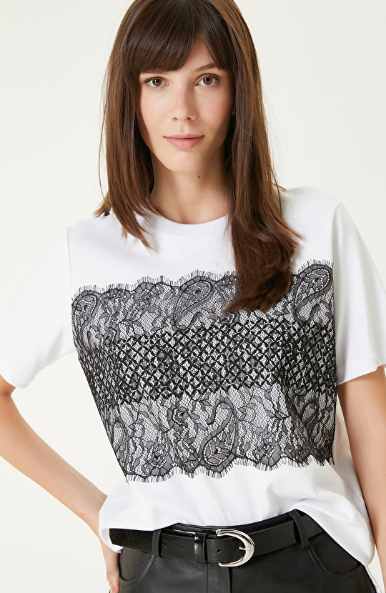 Beyaz Dantel Aplikeli Tshırt