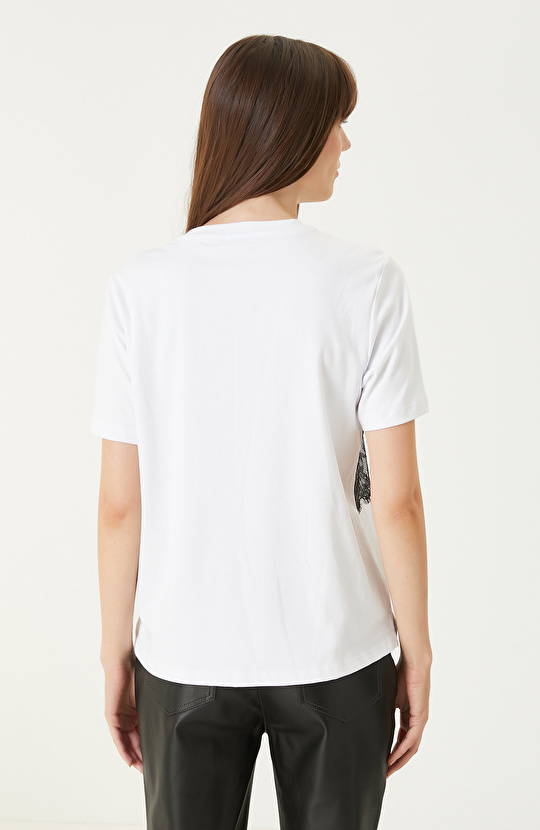 Beyaz Dantel Aplikeli Tshırt