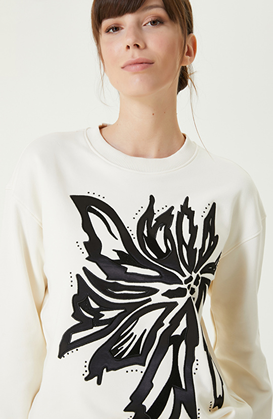 Kırık Beyaz Aplike Nakışlı SweaTshirt