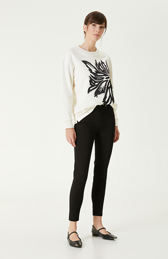 Kırık Beyaz Aplike Nakışlı SweaTshirt