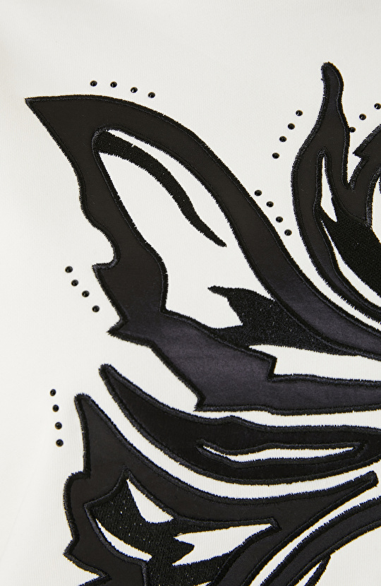 Kırık Beyaz Aplike Nakışlı SweaTshirt