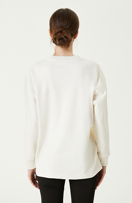 Kırık Beyaz Aplike Nakışlı SweaTshirt