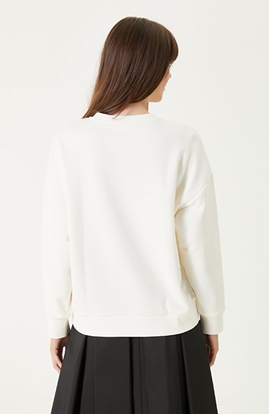 Kırık Beyaz Nakışlı Taş İşlemeli Sweatshırt