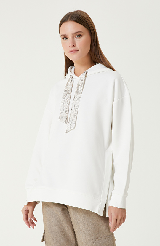 Kırık Beyaz Fular Detaylı SweaTshirt