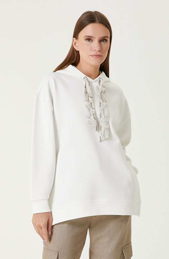 Kırık Beyaz Fular Detaylı SweaTshirt