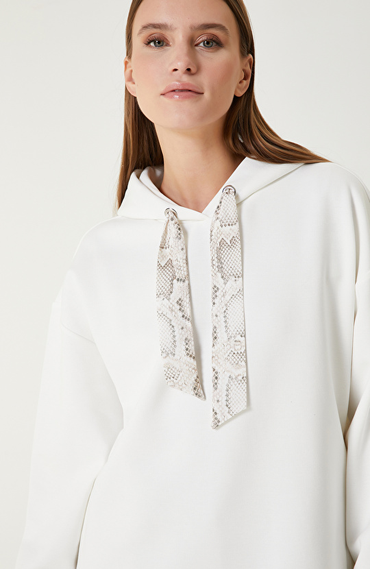 Kırık Beyaz Fular Detaylı SweaTshirt