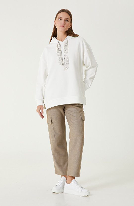 Kırık Beyaz Fular Detaylı SweaTshirt