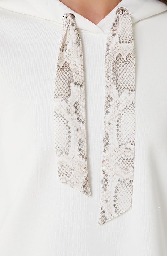 Kırık Beyaz Fular Detaylı SweaTshirt