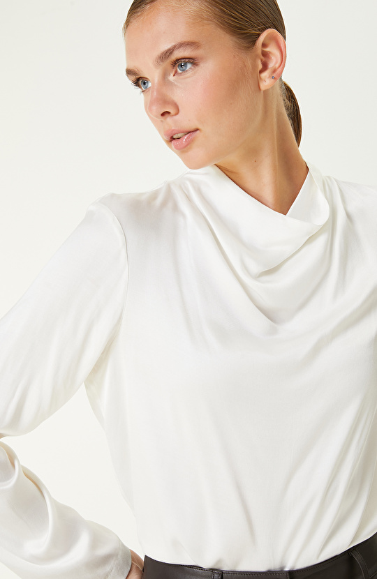 Kırık Beyaz Degaje Yaka Bluz 