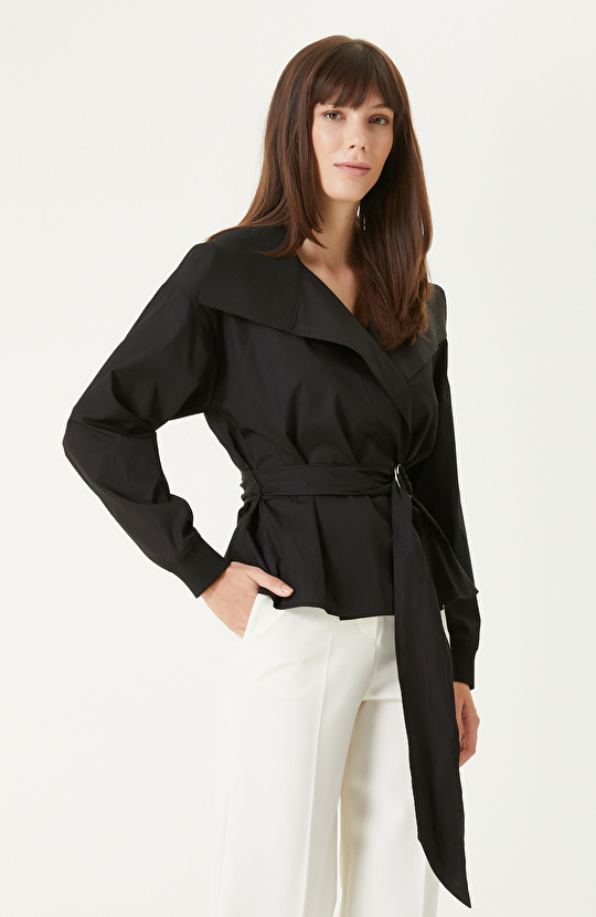 Siyah Yakası Trikolu Gömlek