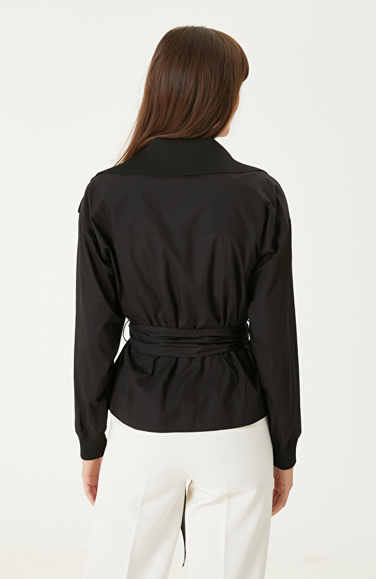 Siyah Yakası Trikolu Gömlek