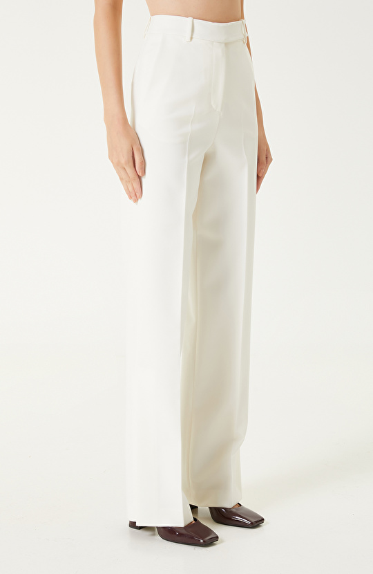 Kırık Beyaz Paçası Yırtmaçlı Pantolon