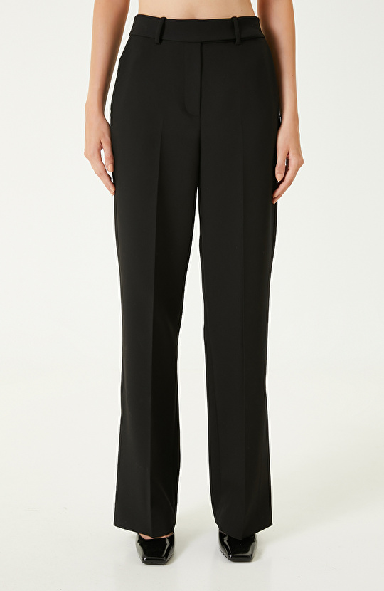 Siyah Paçası Yırtmaçlı Pantolon