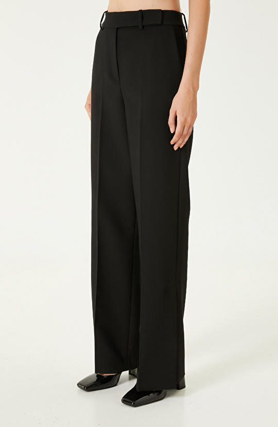 Siyah Paçası Yırtmaçlı Pantolon