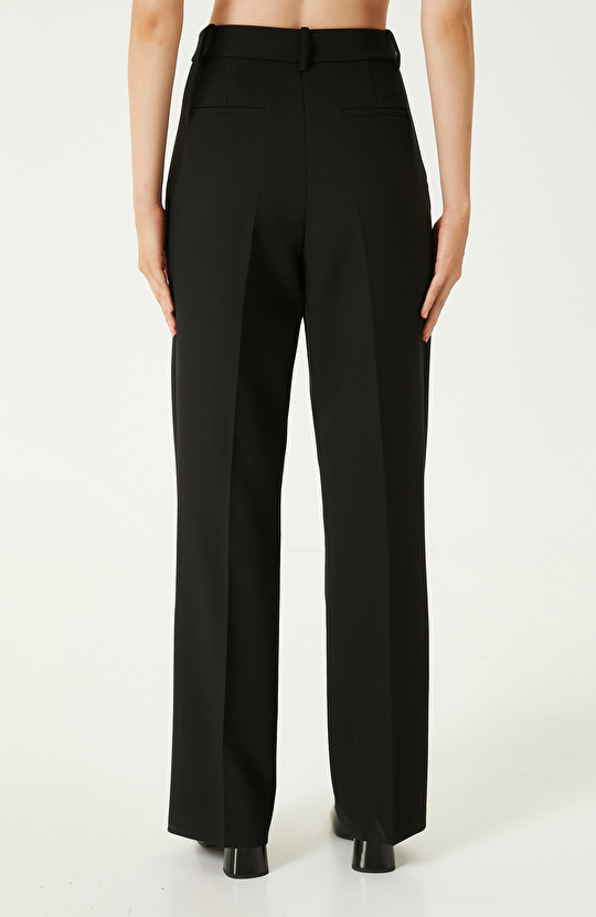 Siyah Paçası Yırtmaçlı Pantolon