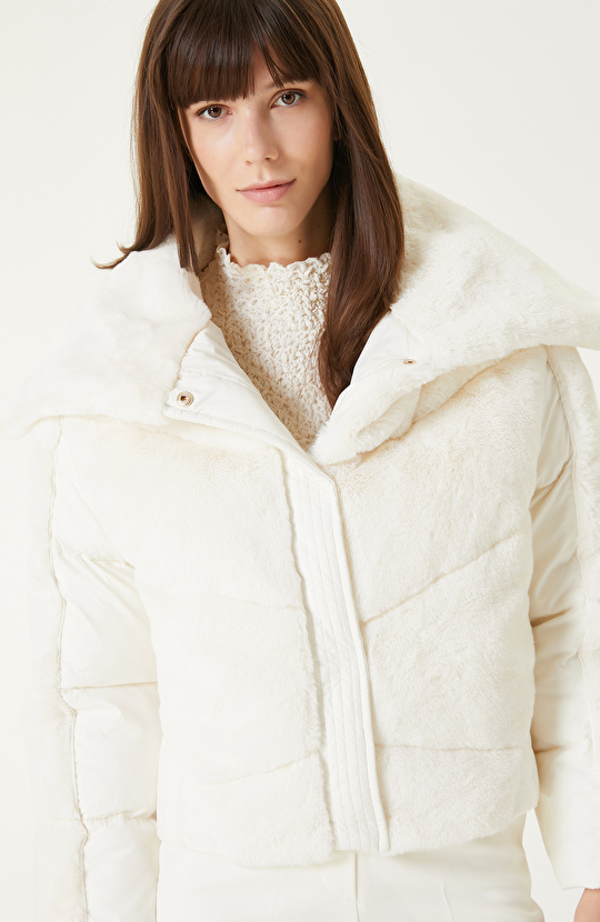 Kırık Beyaz Suni Kürk Garnili Mont