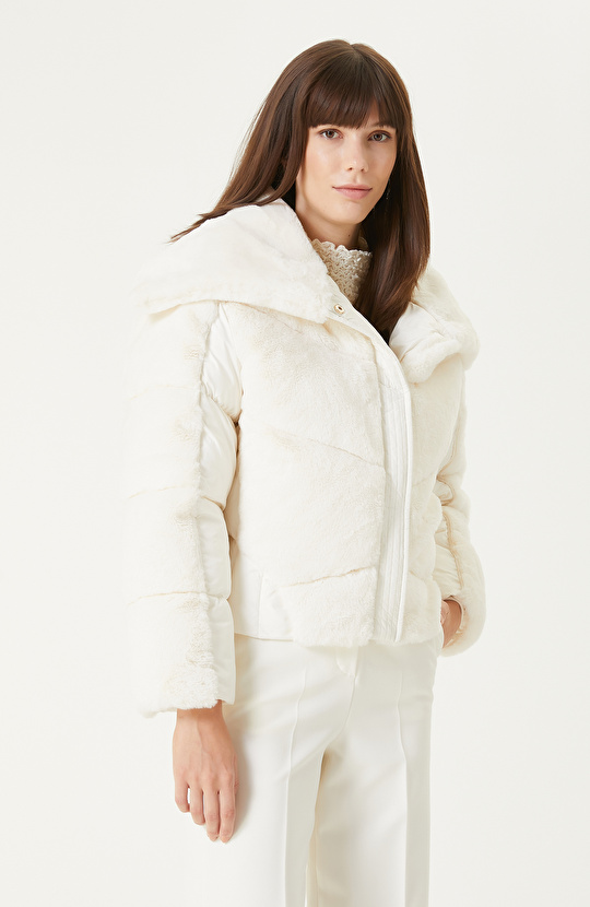 Kırık Beyaz Suni Kürk Garnili Mont