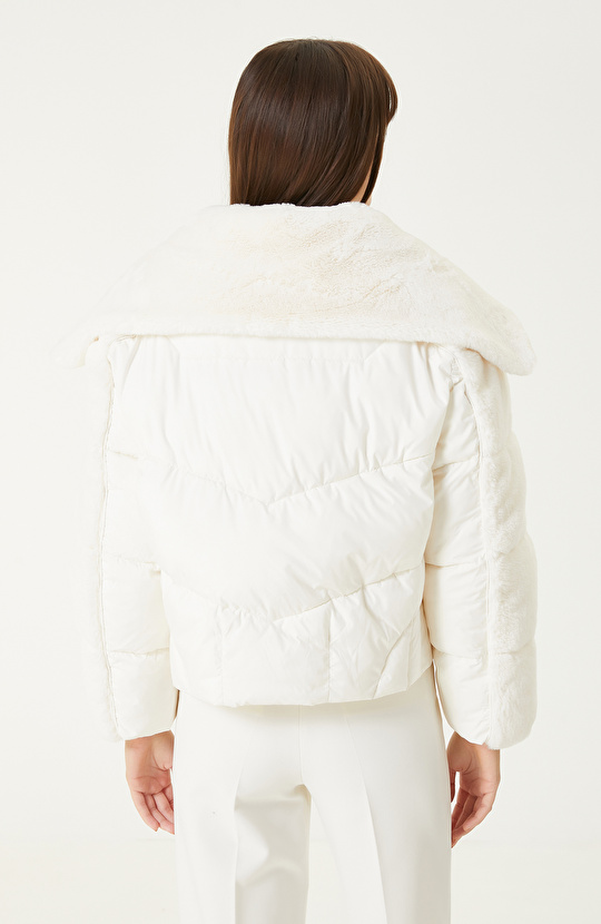 Kırık Beyaz Suni Kürk Garnili Mont