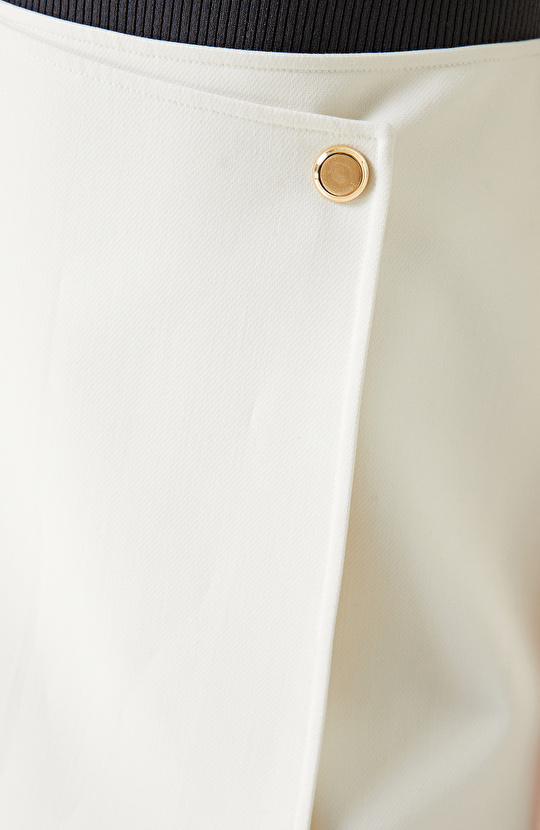 Kırık Beyaz Düğme Detaylı Mini Etek