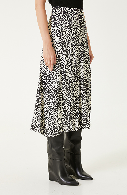 Siyah Beyaz Piliseli Desenli Midi Etek
