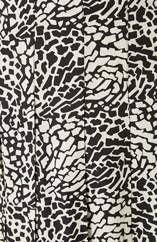 Siyah Beyaz Piliseli Desenli Midi Etek