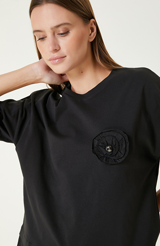 Siyah Çiçek Aplike Detaylı Tshirt