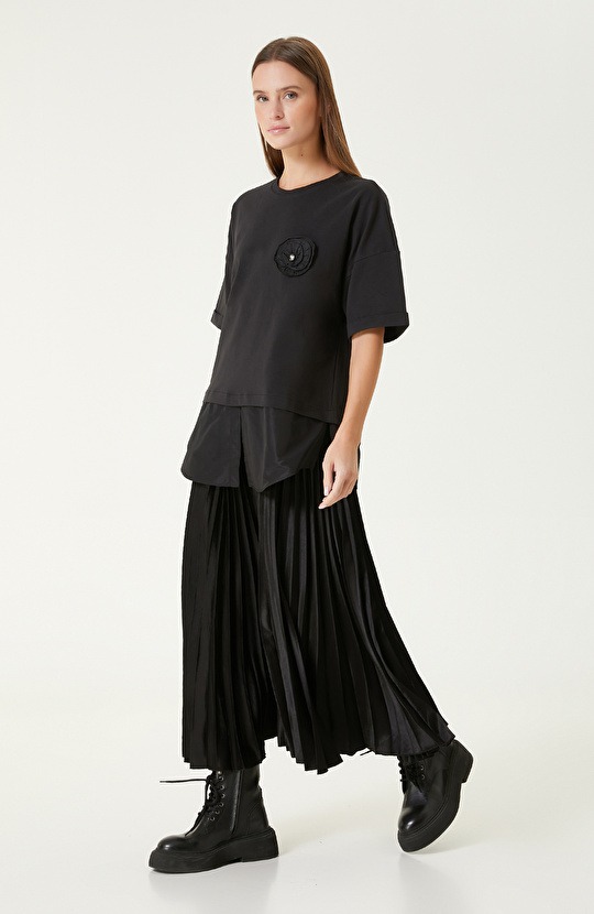 Siyah Çiçek Aplike Detaylı Tshirt