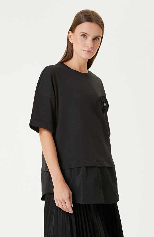 Siyah Çiçek Aplike Detaylı Tshirt