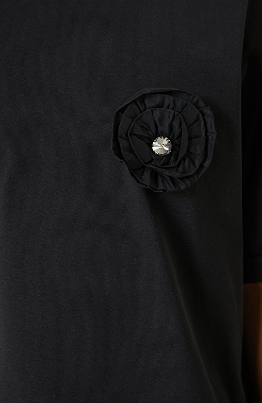 Siyah Çiçek Aplike Detaylı Tshirt