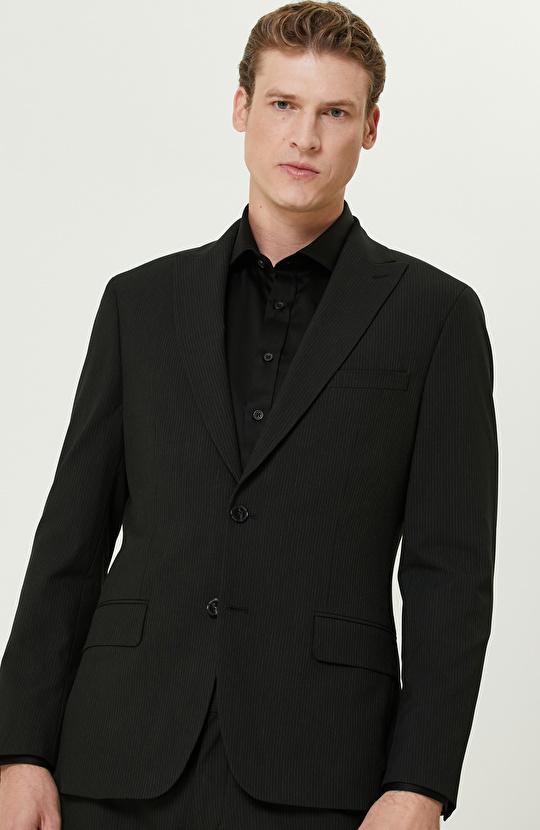 Siyah Çizgili Takım Elbise