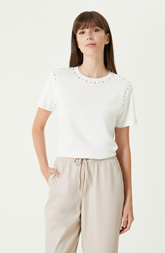 Kırık Beyaz Yaka Kenarı Taş Baskılı Tshırt